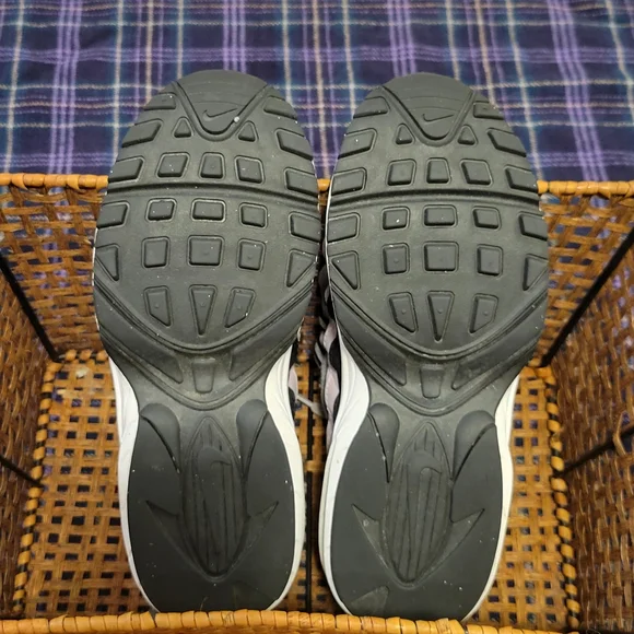 ❌️SOLD❌️ Girls Nike Air Max 95s Lilac, Grey, and Black Size 3 Youth - Picture 8 of 16
